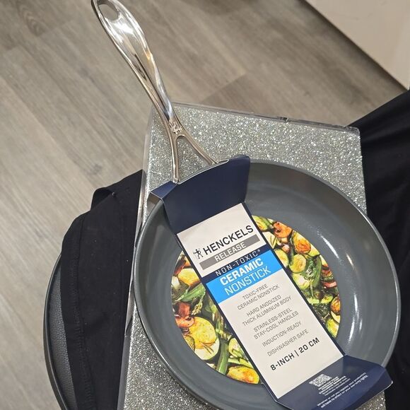 Henckels Release Ceramic Non-Stick 8" Fry Pan - Picture 6 of 10